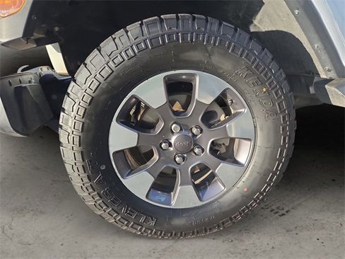 Used 2018 Jeep Wrangler Unlimited Sahara image 14