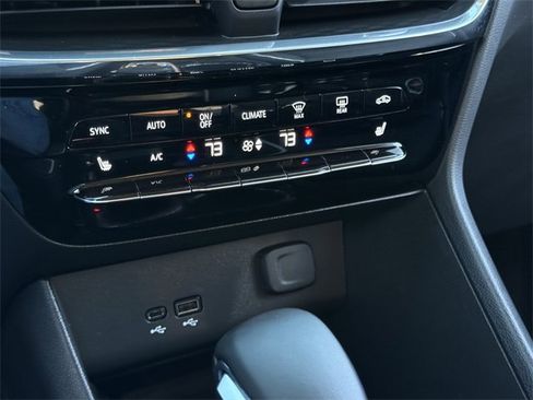 Used 2025 Buick Encore GX Avenir image 17