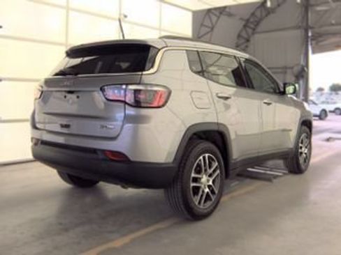 Used 2018 Jeep Compass Latitude FWD image 2
