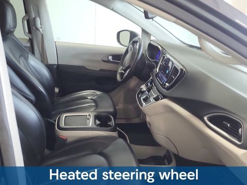 Used 2023 Chrysler Pacifica Touring-L FWD image 7