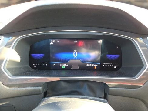 Used 2023 Volkswagen Tiguan SE image 13