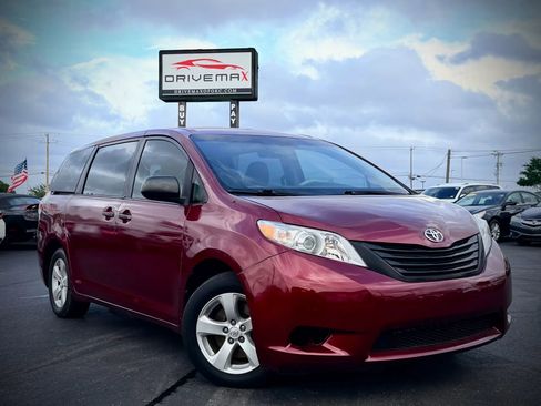Used 2014 Toyota Sienna L image 1