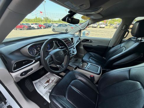 Used 2022 Chrysler Pacifica Touring-L FWD image 13