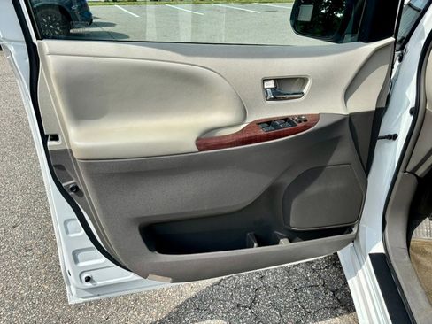 Used 2014 Toyota Sienna XLE FWD image 9