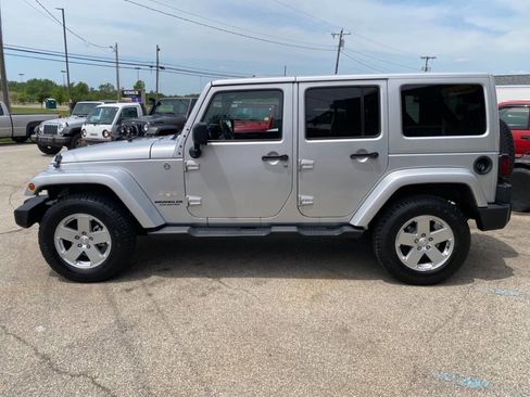 Used 2012 Jeep Wrangler Unlimited Sahara w/ Dual Top Group AWD/4WD image 3