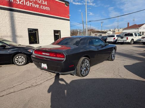 Used 2014 Dodge Challenger SXT RWD image 6