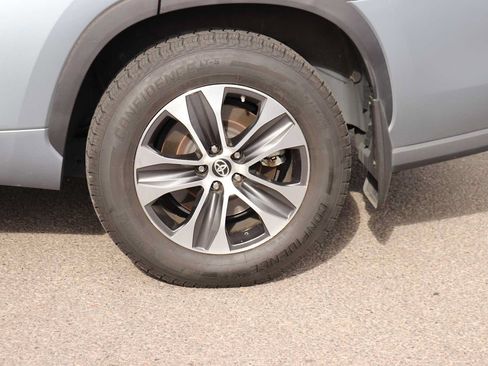 Used 2021 Toyota Highlander XLE AWD/4WD image 9