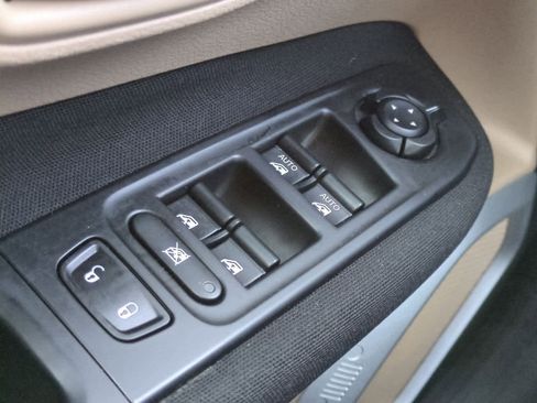 Used 2015 Jeep Renegade Latitude w/ Popular Equipment Group image 28