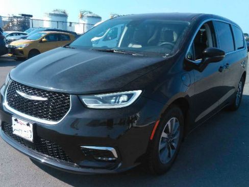 Used 2023 Chrysler Pacifica Touring-L FWD image 7