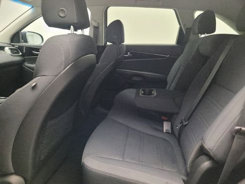 Used 2018 Kia Sorento FWD image 18