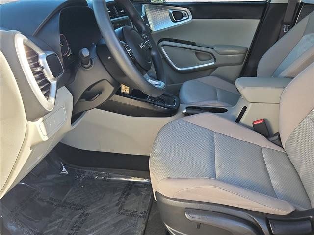 Used 2025 Kia Soul LX w/ LX Technology Package FWD image 15
