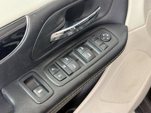Used 2019 Dodge Grand Caravan SXT FWD image 18