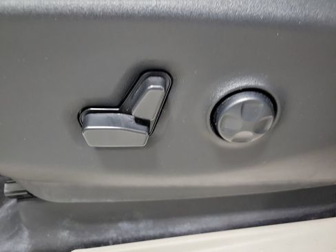 Used 2023 Chrysler Pacifica Touring-L FWD image 31