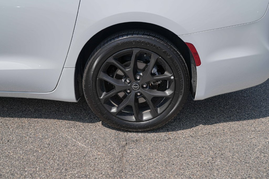 Used 2025 Chrysler Pacifica Limited FWD image 14