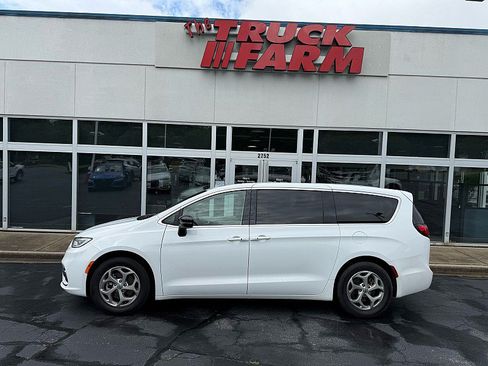 Used 2024 Chrysler Pacifica Limited FWD image 2