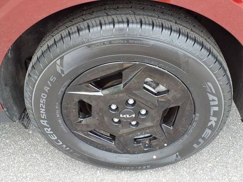 Used 2025 Kia Carnival FWD image 9