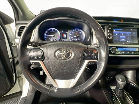 Used 2018 Toyota Highlander SE FWD image 17