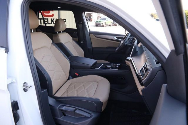 Used 2025 Volkswagen Atlas Cross Sport SE FWD image 29