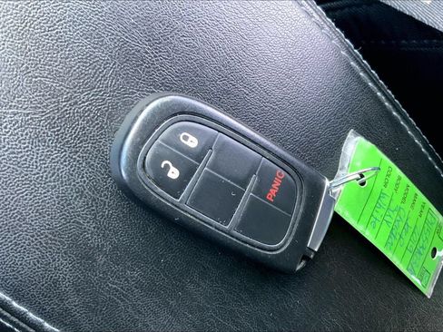 Used 2019 Jeep Cherokee Latitude Plus AWD/4WD image 13
