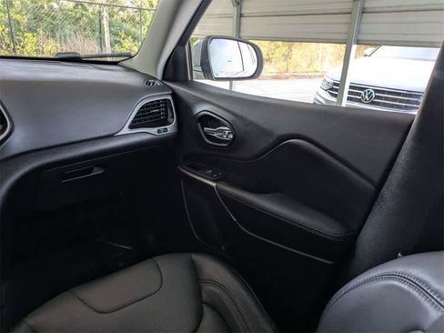 Used 2019 Jeep Cherokee Limited image 21