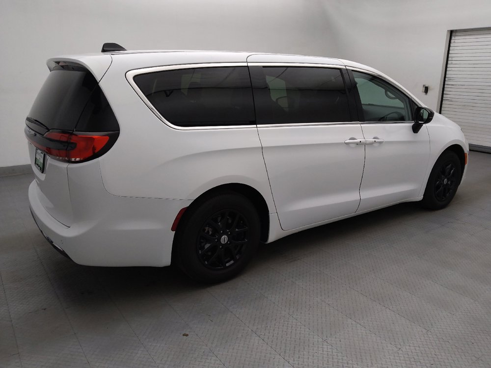Used 2024 Chrysler Pacifica Touring-L FWD image 10