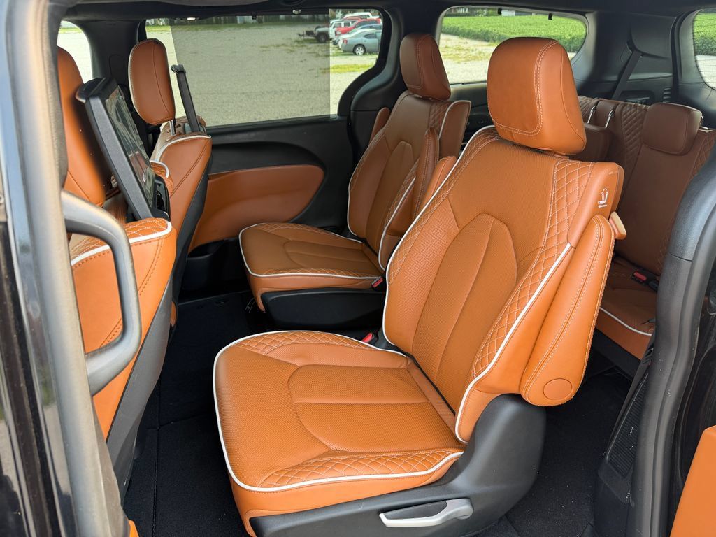Used 2024 Chrysler Pacifica Pinnacle AWD/4WD image 21