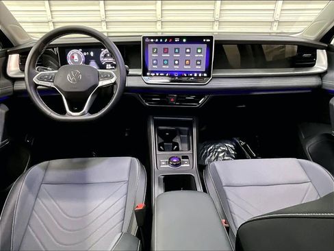 Used 2025 Volkswagen Tiguan SE w/ Panoramic Sunroof Package image 18