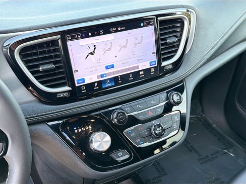 Used 2024 Chrysler Pacifica Limited image 28