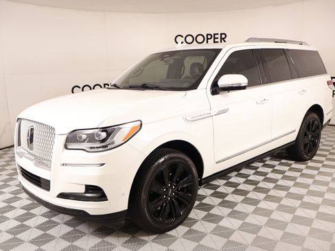 Certified 2023 Lincoln Navigator Reserve AWD/4WD image 11