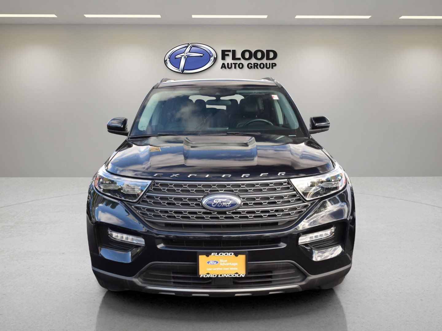 Used 2024 Ford Explorer XLT w/ Equipment Group 202A AWD/4WD image 2
