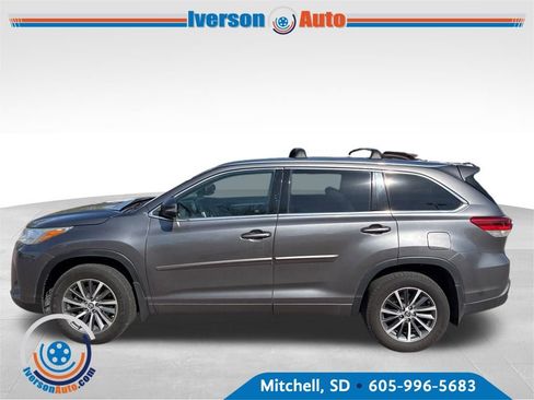 Used 2018 Toyota Highlander XLE AWD/4WD image 3