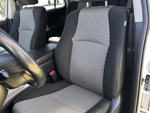 Used 2018 Toyota 4Runner SR5 AWD/4WD image 17