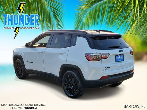 Used 2023 Jeep Compass Latitude w/ Convenience Group AWD/4WD image 3