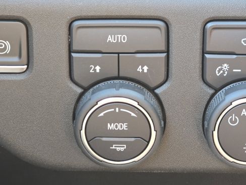 Used 2022 Chevrolet Silverado 1500 LT AWD/4WD image 10