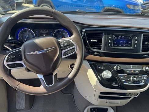 Used 2017 Chrysler Pacifica LX FWD image 16