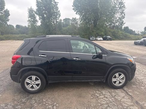 Used 2019 Chevrolet Trax LT w/ LT Convenience Package AWD/4WD image 2