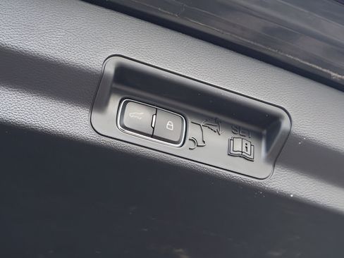 Used 2023 Ford Explorer XLT w/ Equipment Group 202A AWD/4WD image 18