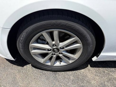 Used 2015 Hyundai Sonata SE w/ Option Group 09 FWD image 3