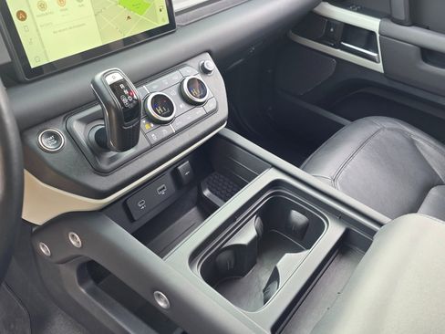 Used 2024 Land Rover Defender 110 S image 9