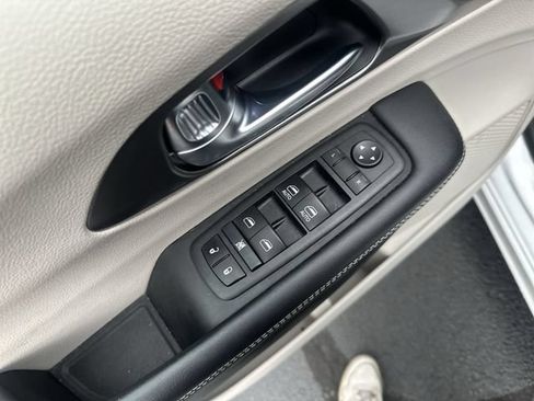 Used 2024 Chrysler Pacifica Limited FWD image 17