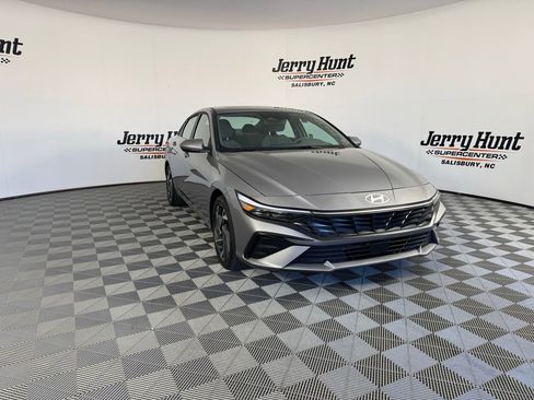 Used 2025 Hyundai Elantra SEL image 8