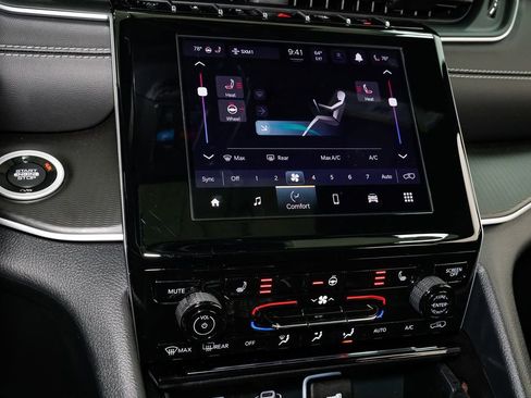 Used 2025 Jeep Grand Cherokee Altitude image 18