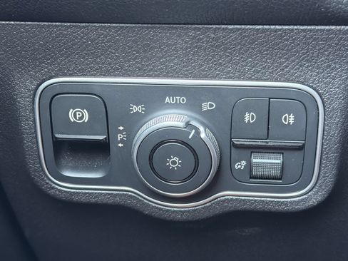 Used 2025 Mercedes-Benz GLB 250 4MATIC image 14