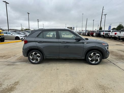 Used 2025 Hyundai Venue Limited image 4