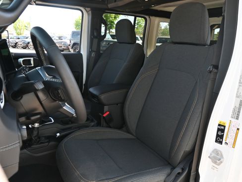 Used 2025 Jeep Wrangler Sahara image 7