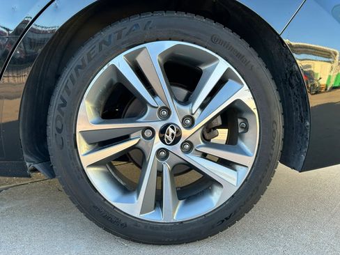 Used 2018 Hyundai Elantra Limited image 24