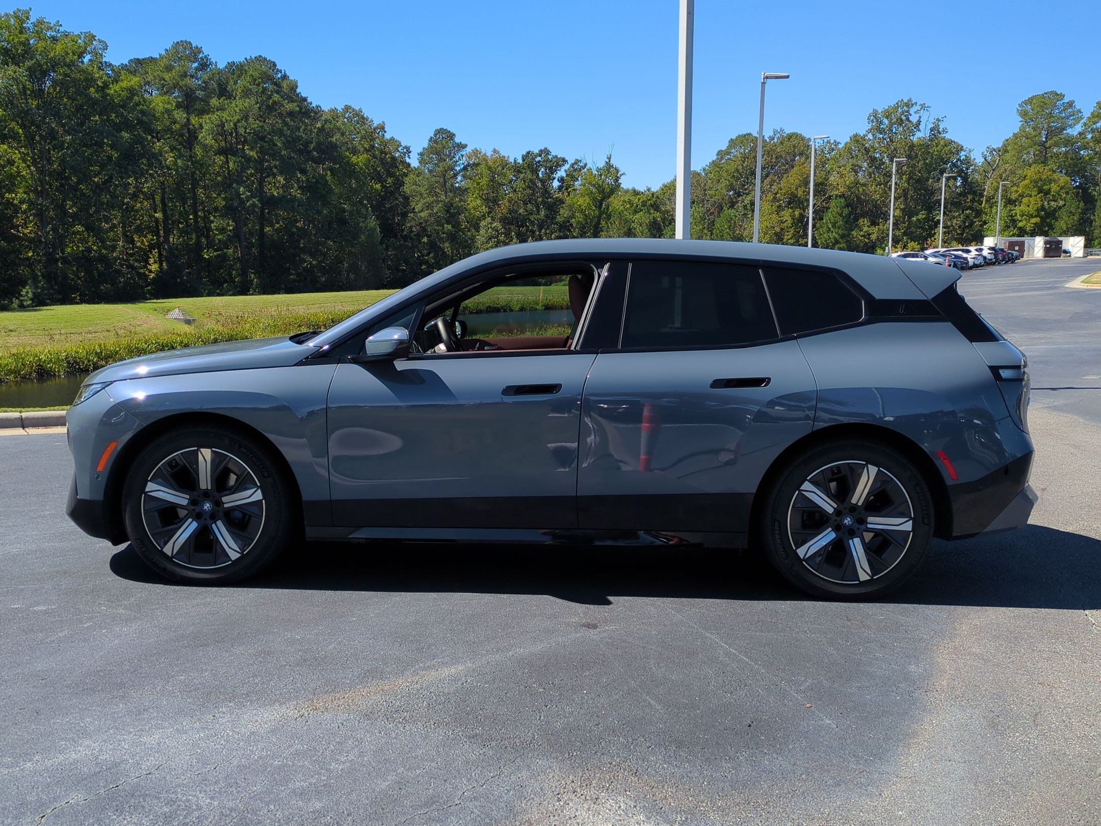 Used 2022 BMW iX xDrive50 w/ Premium Package AWD/4WD image 7