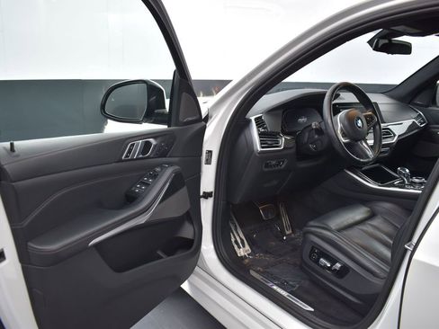 Used 2022 BMW X5 M50i w/ Executive Package image 8
