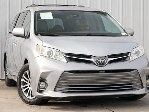 Used 2018 Toyota Sienna XLE Premium image 2