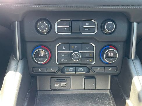 Used 2021 Chevrolet Tahoe Z71 w/ Luxury Package AWD/4WD image 18